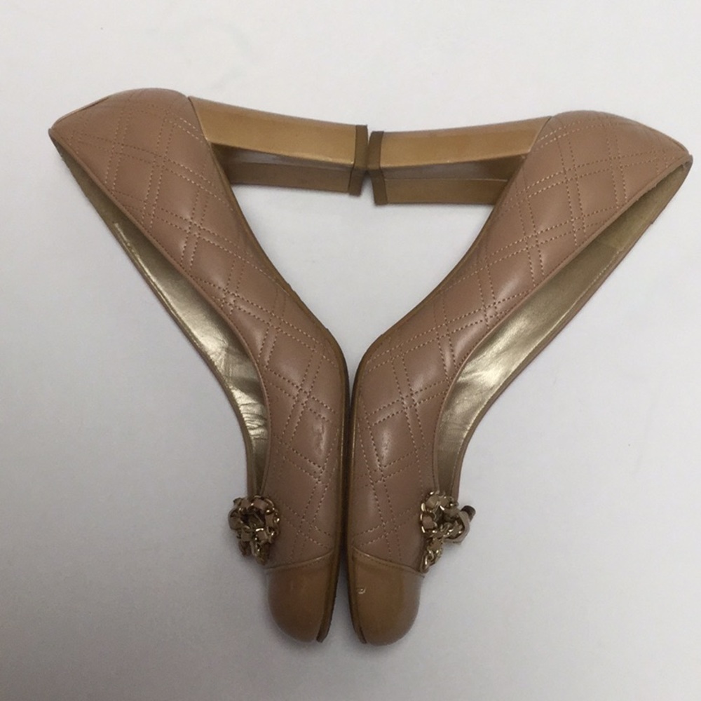 Stuart Weitzman Nude Leather quilted pump with patent toe cap and gold bow 8.5 - Picture 5 of 9